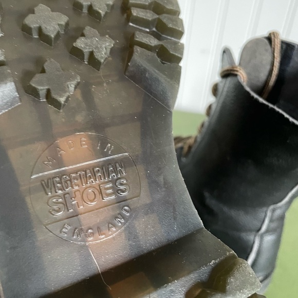 Vegetarian Shoes 10 Eyelet Work Boots in Vegan Pebbled Leather *England* - Picture 5 of 14